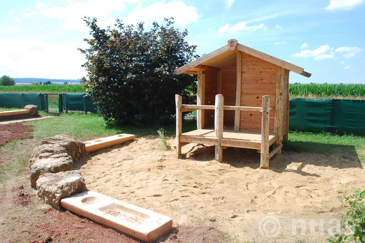 Plattformhaus mit Sandküche - nuas® Häuser aus Holz und Weiden